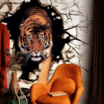 Fototapety Tiger vychádzajúci cez prasknutú stenu.