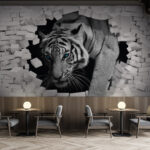 Fototapety Tiger preráža bielu tehlovú stenu.