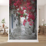 Fototapety Bougainvillea rozjasňuje úzku uličku.